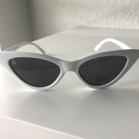 Vintage White Frame Cat Eye Sunglasses - Picture 2 of 4